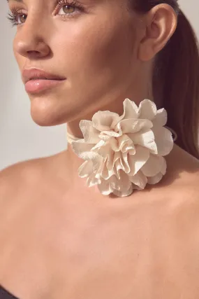 Collana floreale a collarino con fiori