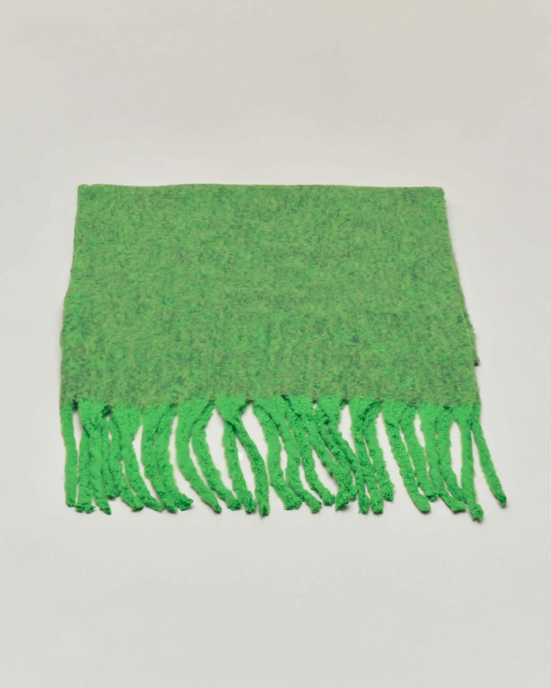 Maxi sciarpa verde melange in maglia effetto bouclè con frange al fondo